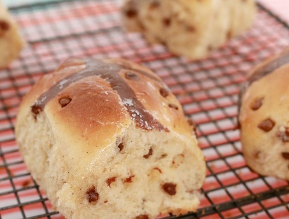 Chocolate-Chip-Hot-Cross-Buns-Feature-580x771