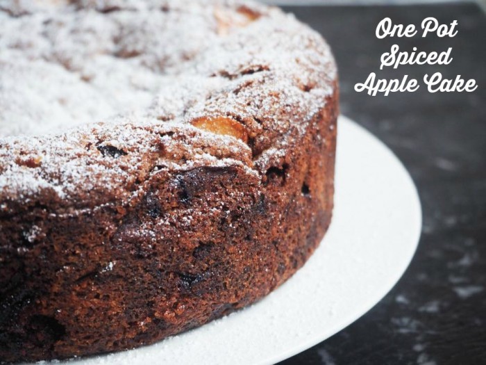 One pot spiced apple cake