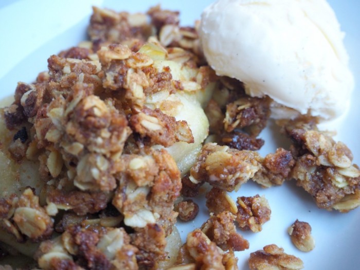 Slow Cooker Apple Flapjack Crumble