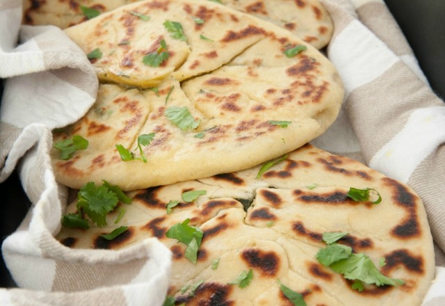 Meatless Monday: Spinach and Cheese Garlic Naan Bread