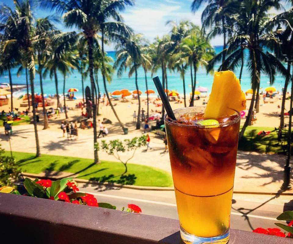 10 things for couples to do in Waikiki - happy hour Hyatt Regency