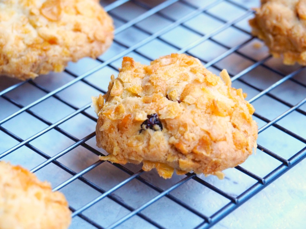 Cranberry and white chocolate cornflake biscuits 6