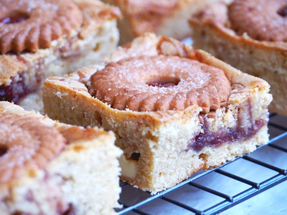 jammie-dodger-white-chocolate-blondies-6