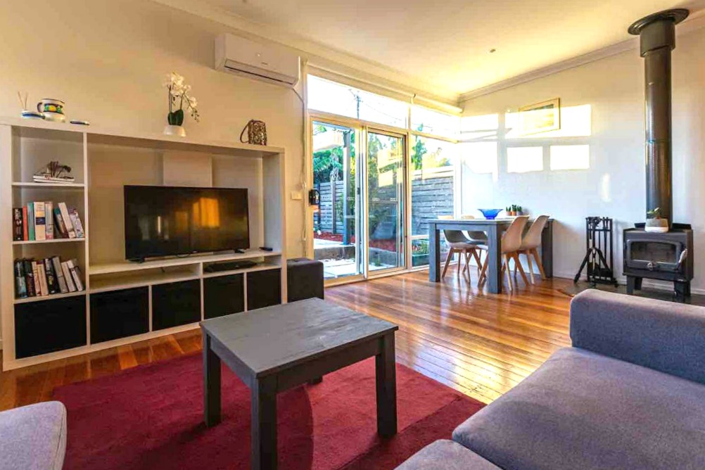 Merimbula pet friendly air bnb living area