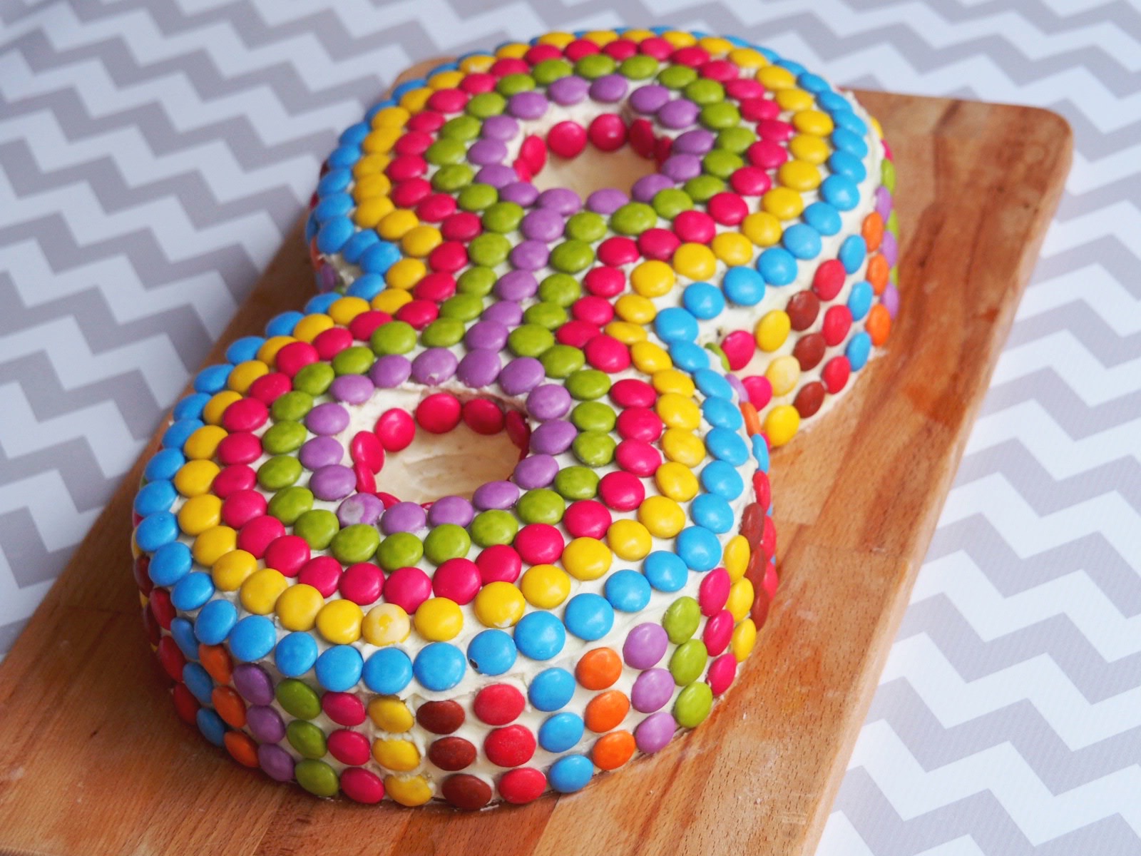 number 8 birthday cake