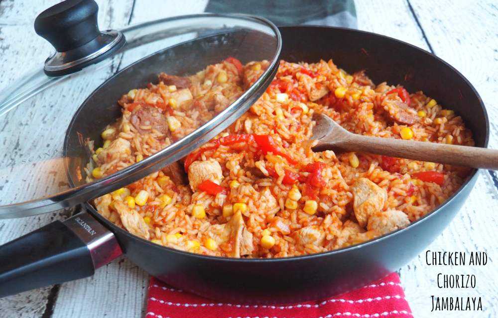 chicken and chorizo jambalaya lid off