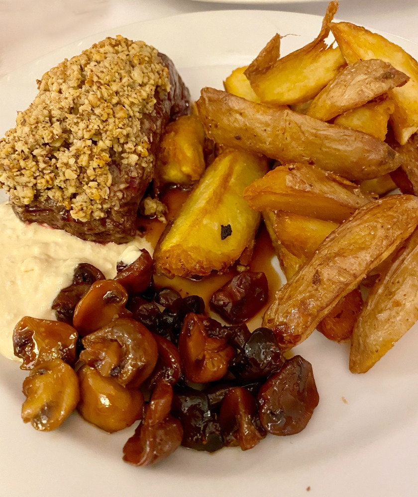 fillet steak with fat chips