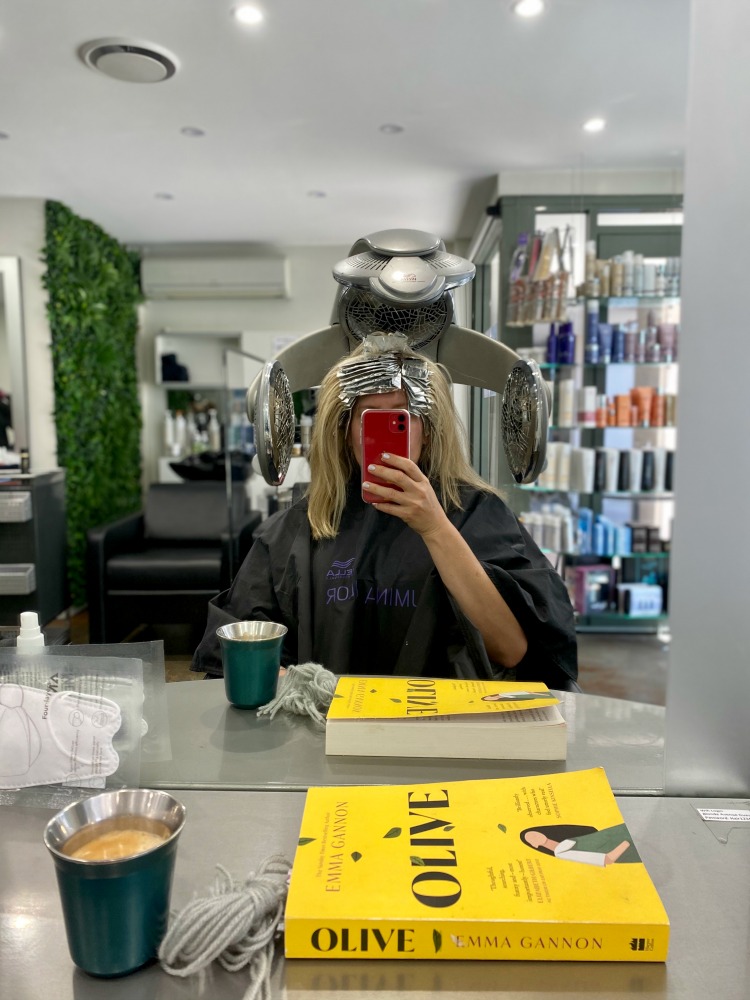 woman_sitting _under_heat_lamp_at_hairdressers