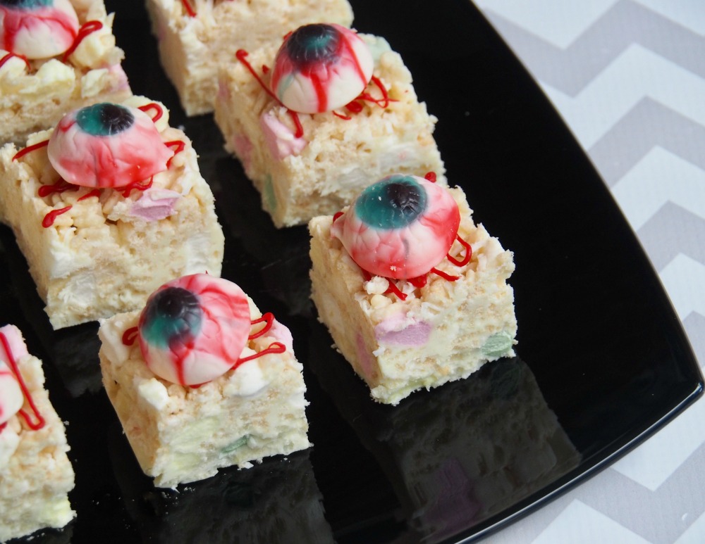 no bake halloween slice with white chocolate and rice bubbles