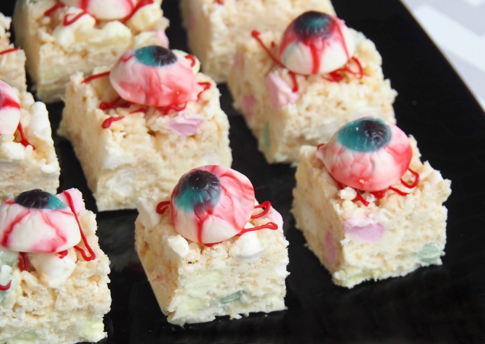 no bake halloween slice with white chocolate and rice bubbles