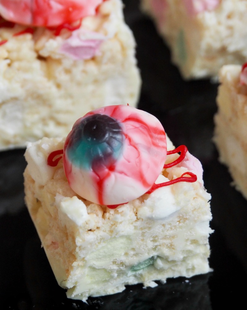 no bake halloween slice with white chocolate and rice bubbles