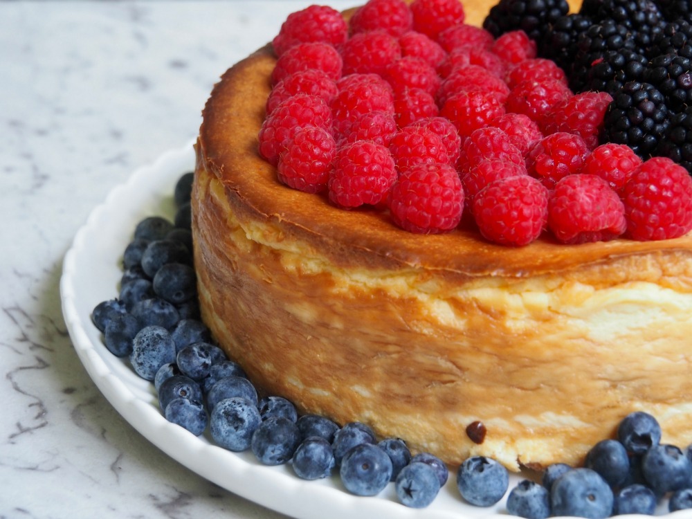 crustless baked cheesecake topped with raspberries