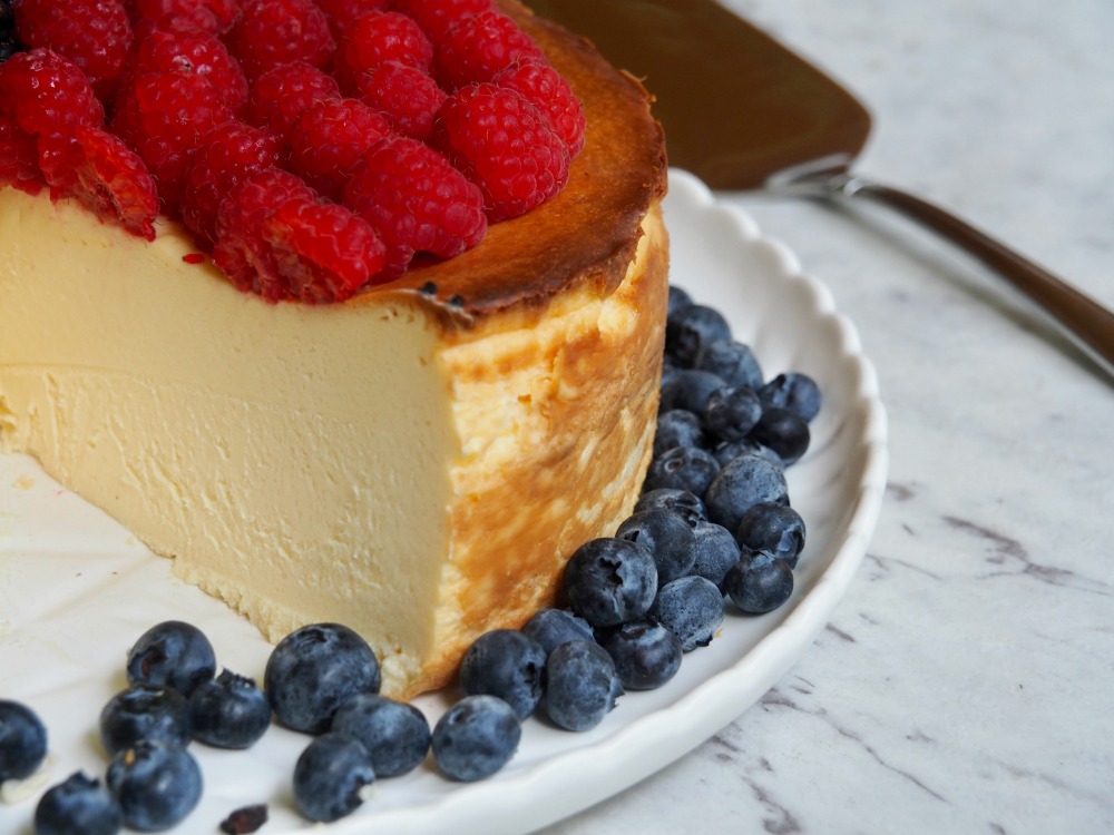 crustless baked cheesecake cut 