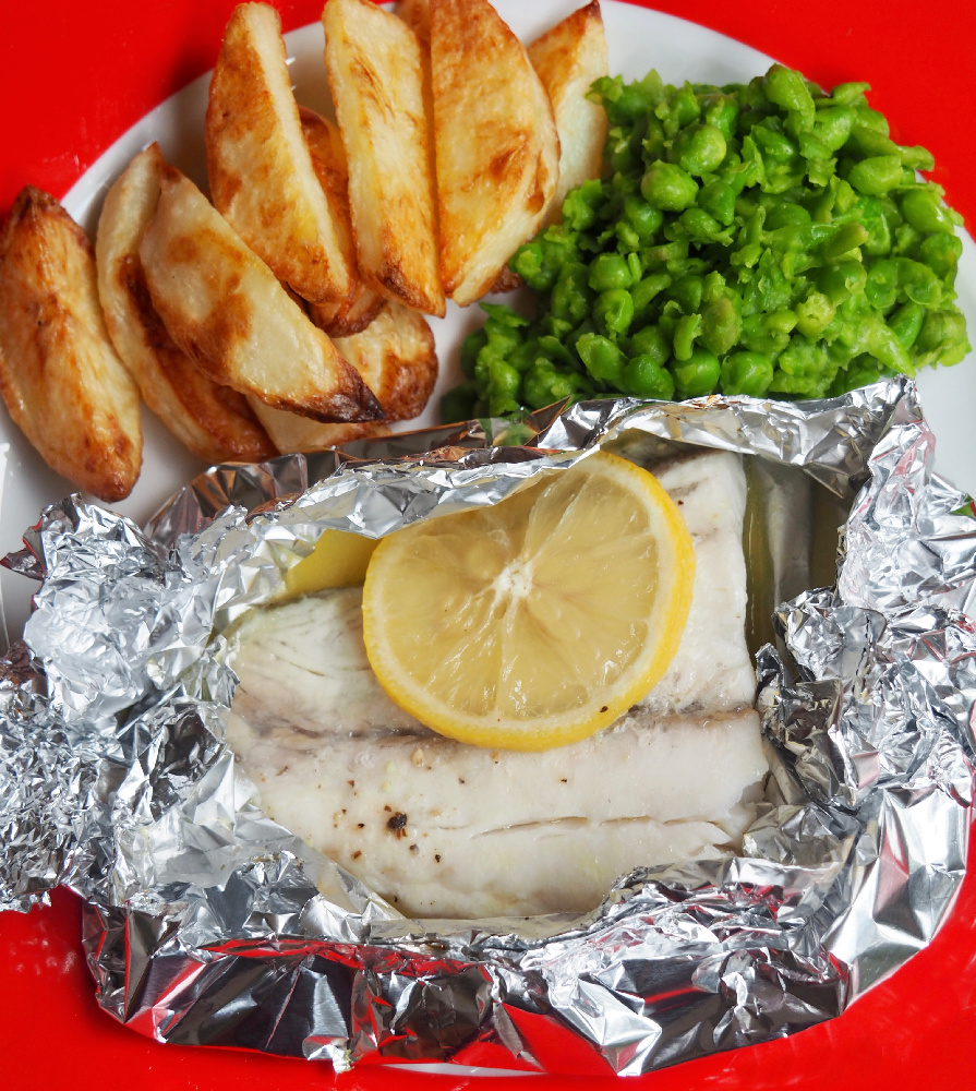 oven baked fish fillets with chips and peas