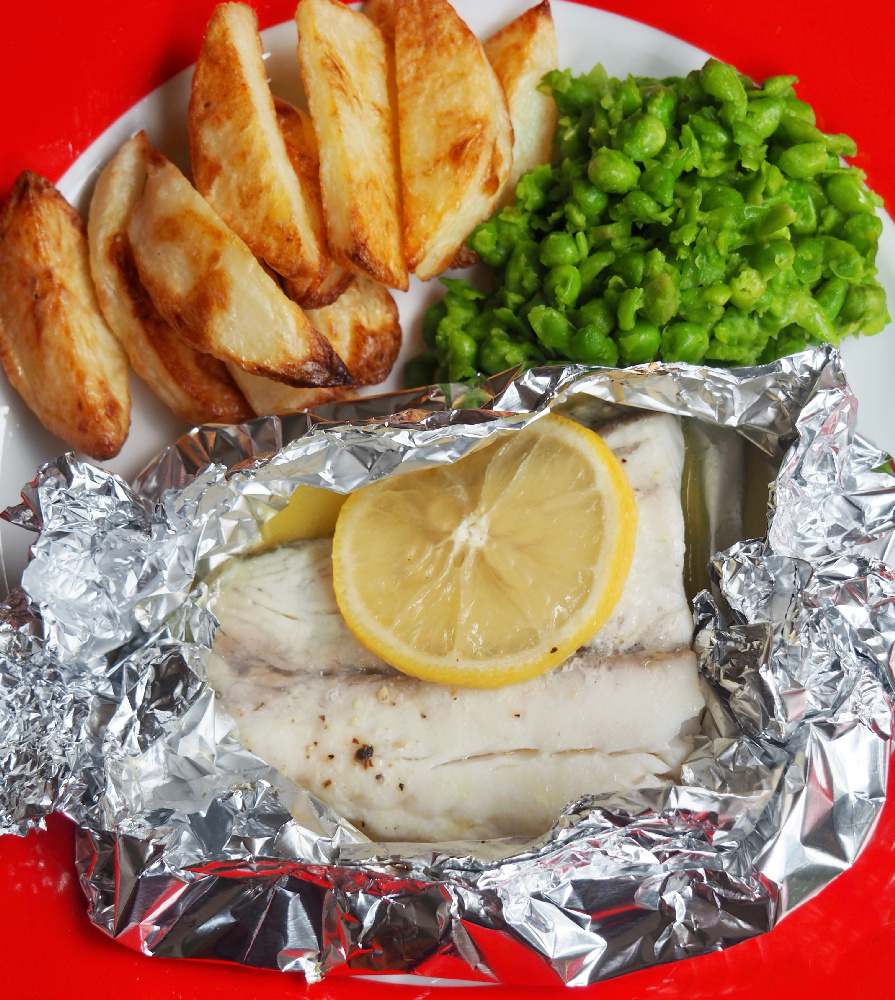 oven baked fish fillets with chips and peas