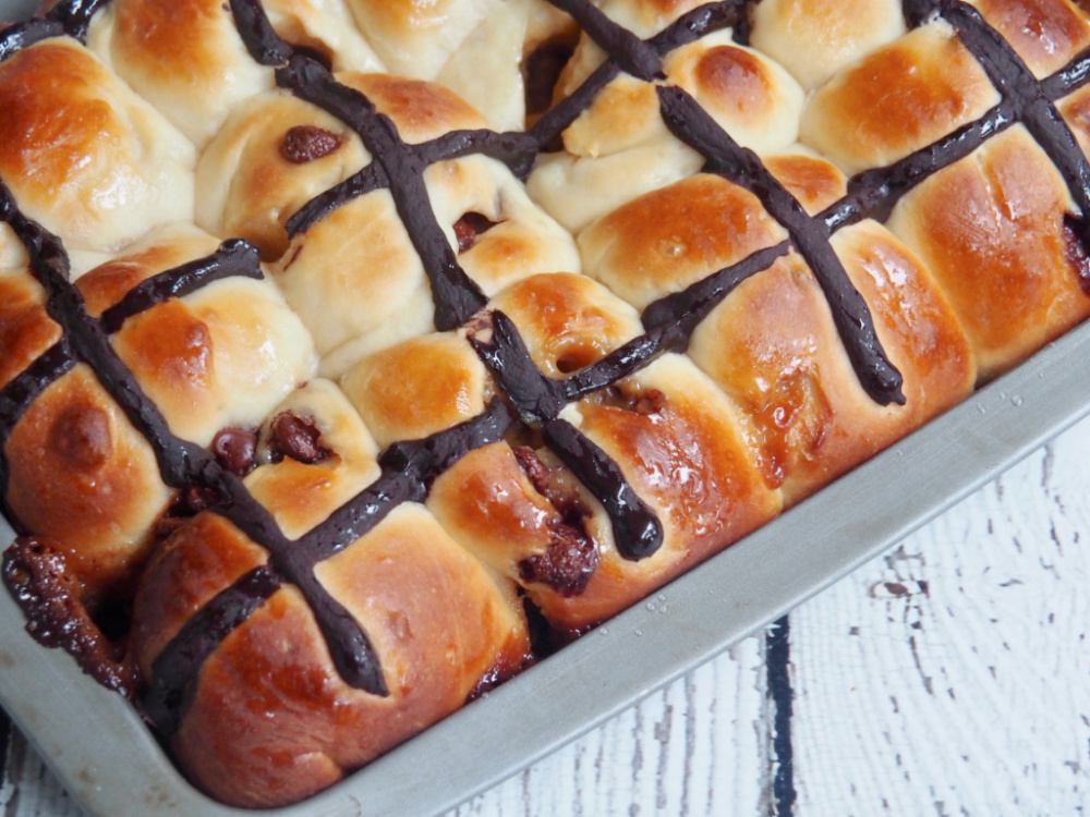 choc chips hot cross buns tray