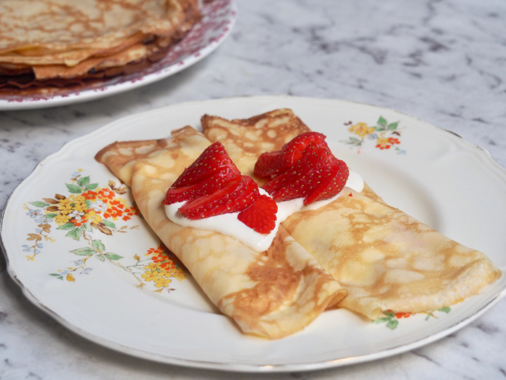 strawberry sour cream crepes plate 2