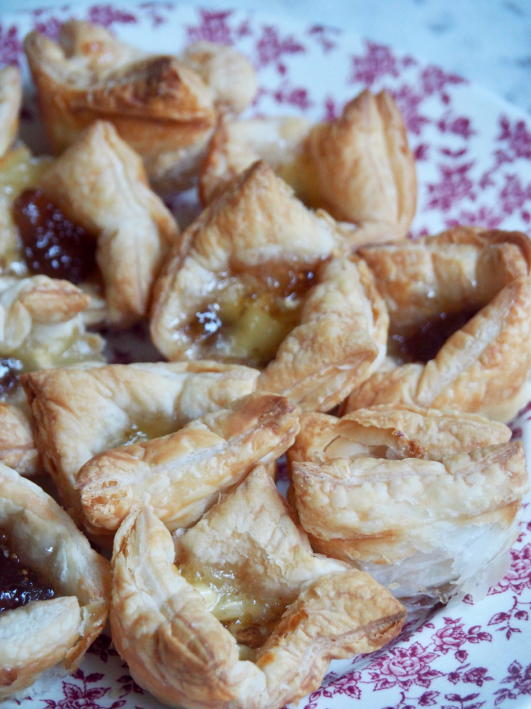 close up brie and fig jam bites