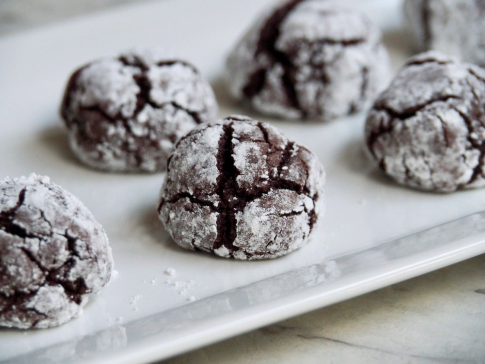 chocolate crinkle cookies from side 