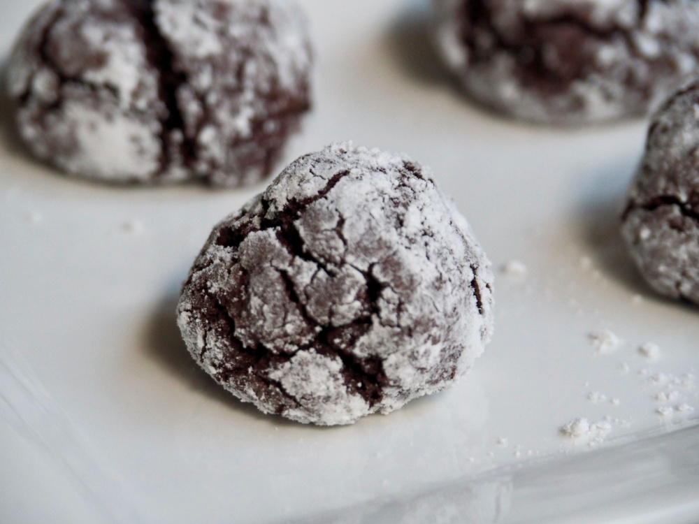 chocolate crinkle cookies close up